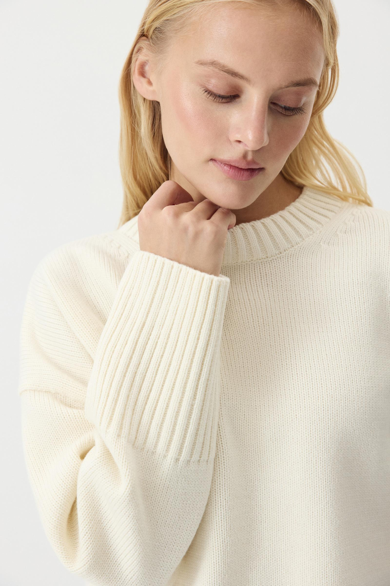 Джемпер из шерсти мериноса с круглым вырезом Charmstore, цвет: ванильный, 303-45398-113 купить онлайн