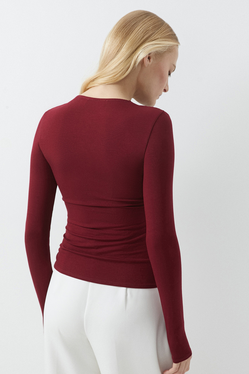 Лонгслив с драпированной деталью на груди Charmstore, цвет: Бордовый, 205-23265-442 купить онлайн