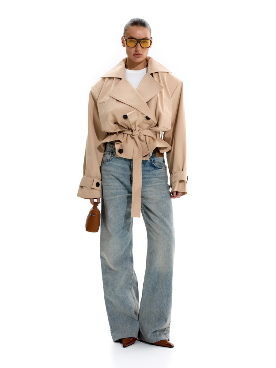 Укороченный тренч с объемными плечами