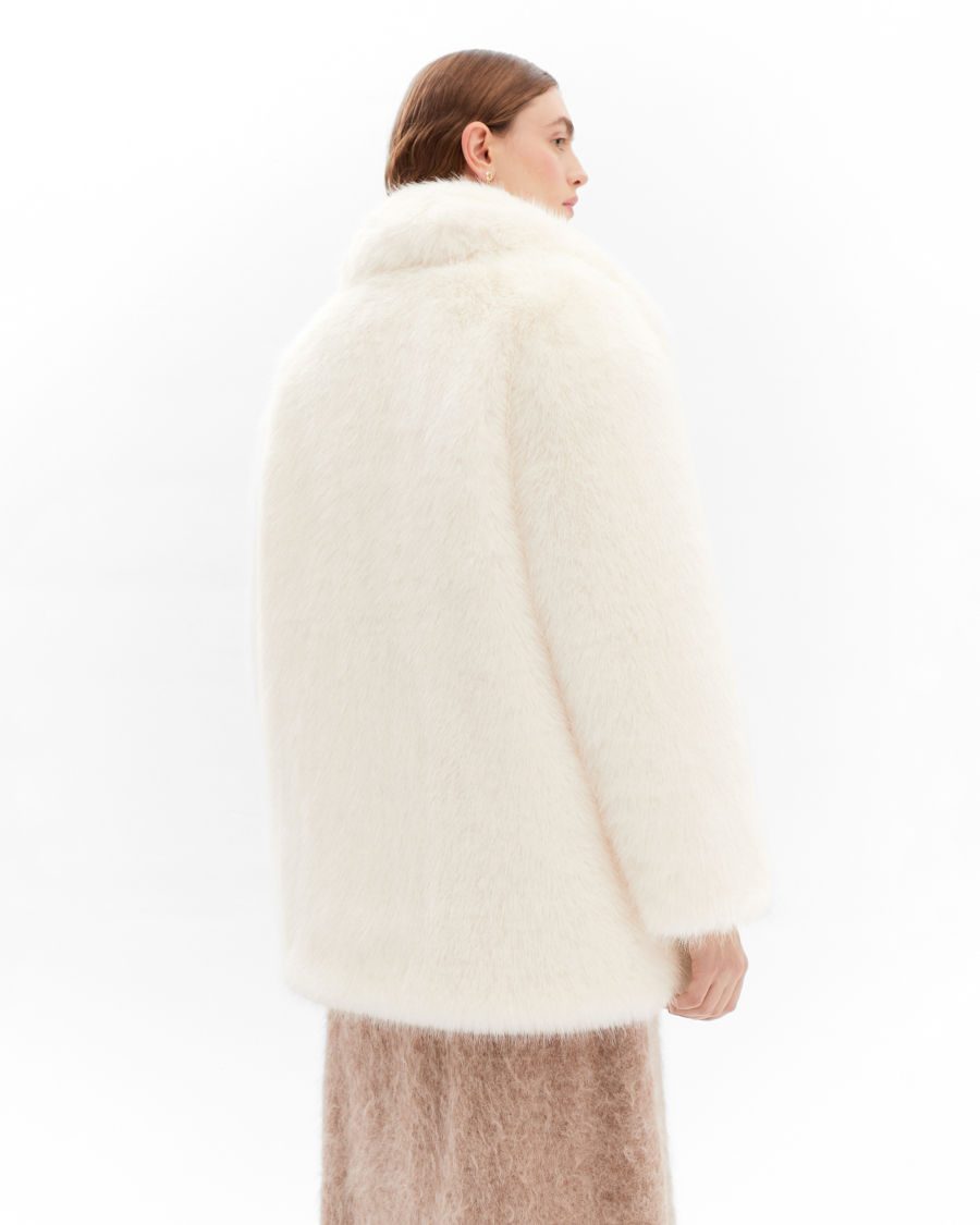 Экошуба оверсайз с английским воротником под песца Only me, цвет: молочный, ЭШ3491 купить онлайн
