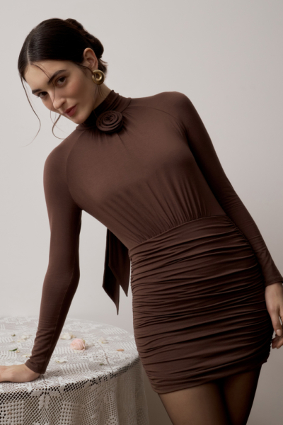 Платье мини с декоративной розой