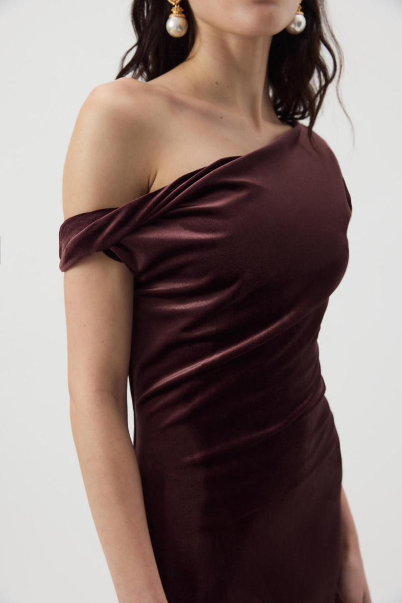 Платье макси с открытым плечом из бархата Charmstore, цвет: шоколадный, 111-27542-551 купить онлайн